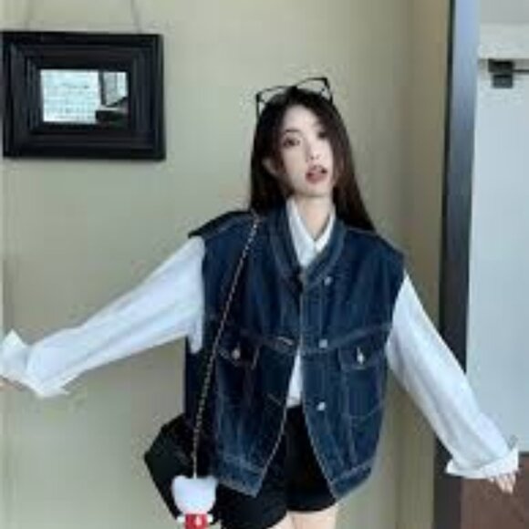 Dark blue denim vest with shoulder pads - NWOT - Picture 2 of 3